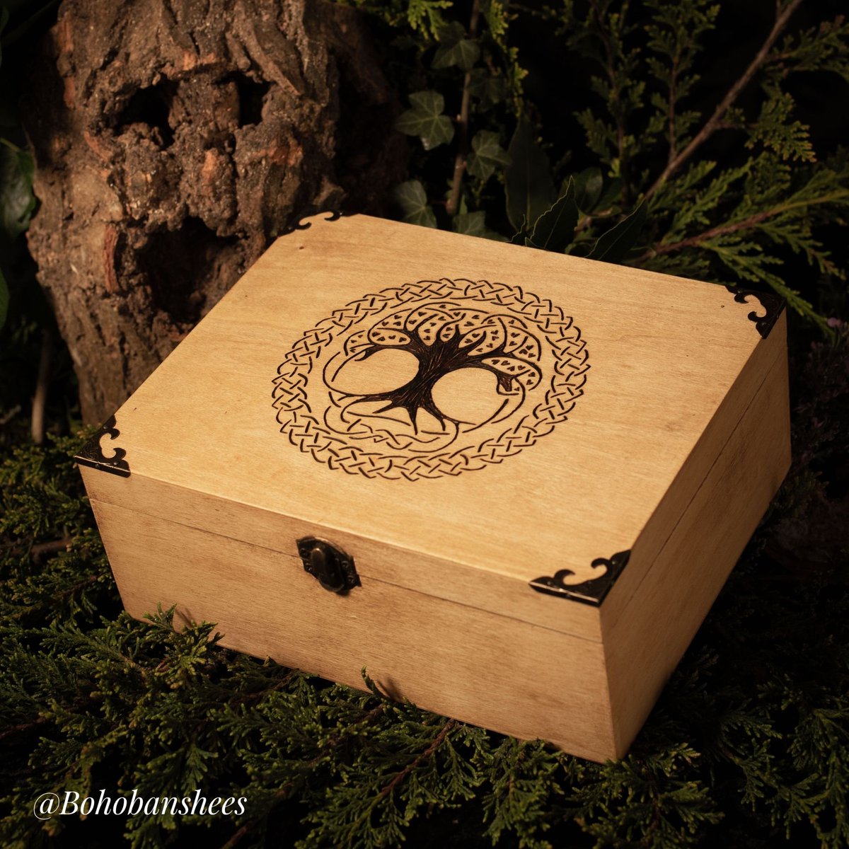 Morning #earlybiz how's everyone fairing today? ♥️ My hand Pyography Tree of Life Box - perfect for those precious keepsakes ♥️ #craftbizparty #elevensehour #shopindie #uksmallbiz #shopsmall #Mondayvibes
etsy.com/listing/113282…