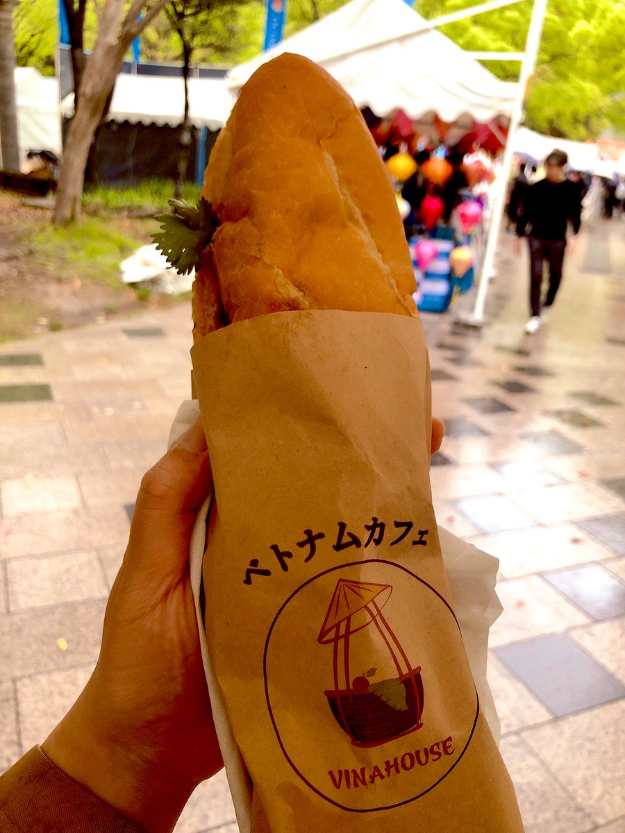 hanada_miro's tweet photo. ベトフェス🇻🇳行ってフォーとバインミー 食べてアオザイを着たお姉さんに写真撮影していただいてベトナム航空のグッズまで貰って来ちゃった。凄い楽しかった！またベトナム行って山盛りのパクチーや香草やあらゆる草という草をモリモリ食べたい😊 https://t.co/D0TFWrAaoN