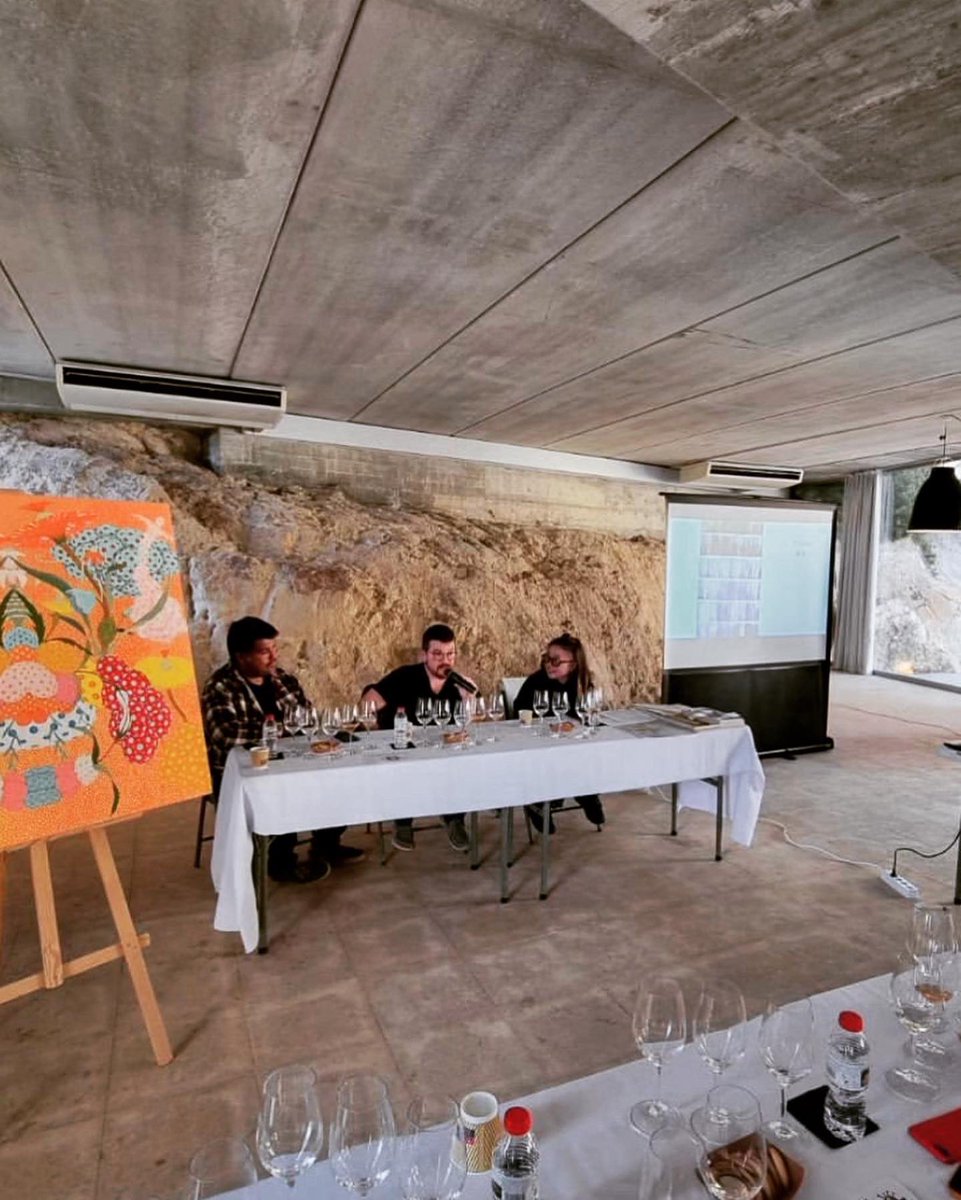 PuigBatet's tweet photo. 🍷🍑🌺🍋🪨
TAST DE VINS DEL MASSÍS DEL GARRAF.
Un any més hem estat presents al Gran tast de vins del Massís del Garraf de la mà del @toncolet i @vcornejo78 i l'art de @maribarcelona al magnífic Celler de "Can Ràfols dels Caus", organitzat per @visitaavinyonet #microvi2023 https://t.co/3DposGXsaF