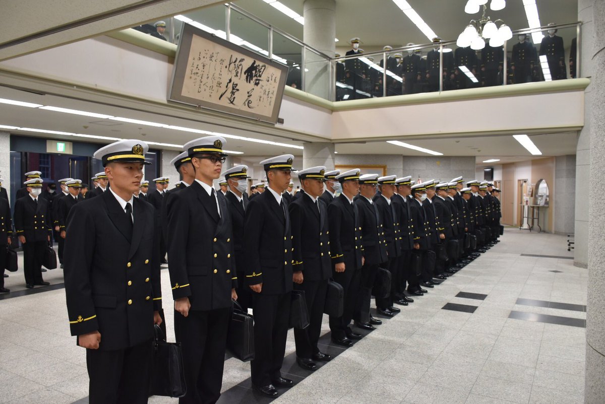海上自衛隊 冬制服 幹部候補生 本日は、金曜日の外出点検の様子を紹介します❕ 学生は、幹部自衛官