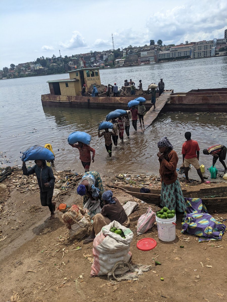 BossissiNkuba's tweet image. After 1.5 weeks of preliminary field work, we&apos;re starting the analyses today😃. Rendez-vous in 11 days for the formal project launch. Thanks to all the workers, traders, drivers, middlemen, etc. who taught us their work. Can&apos;t be more proud to be in this amazing TEAM, @CegemiUcb!