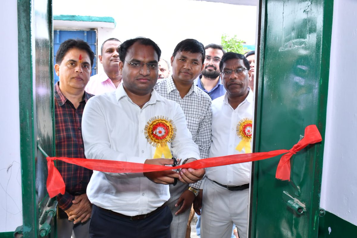 कन्या प्रा०वि०बावली, कुठौंद में वार्षिक एवं प्रवेश उत्सव मनाया गया।ग्रामीणों एवं अभिभावकों से बच्चों के नामांकन एवं बच्चो को प्रतिदिन विद्यालय भेजने के लिए अपील की। प्रांगण में स्थित आगनवाड़ी में विकसित किए गए बाल वाटिका का उद्घाटन किया।
<a href="/UPGovt/">Government of UP</a> <a href="/basicshiksha_up/">Department Of Basic Education Uttar Pradesh</a>
<a href="/thisissanjubjp/">Sandeep Singh</a>