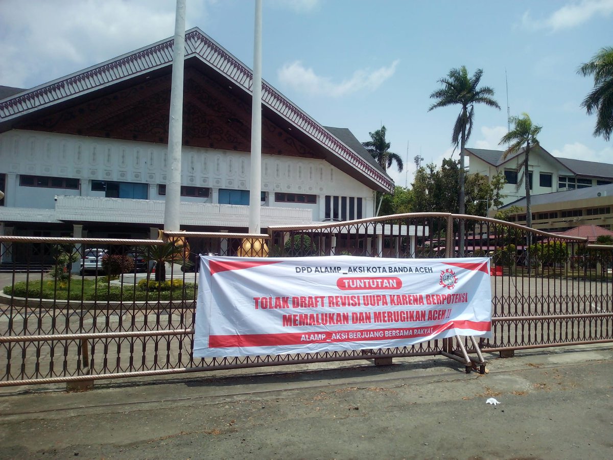 AkangBecak's tweet photo. Menjelang dilaksanakannya rapat finalisasi tim perumus revisi UU Nomor 11 Tahun 2006 di gedung DPRA, Rabu 12 April 2023, spanduk penolakan revisi UUPA terlihat kembali berkibar di pagar kantor legislatif Aceh
https://t.co/FlXNNIKMl9
https://t.co/Tw0H3bcfdy https://t.co/5ia4ZQi1Dz