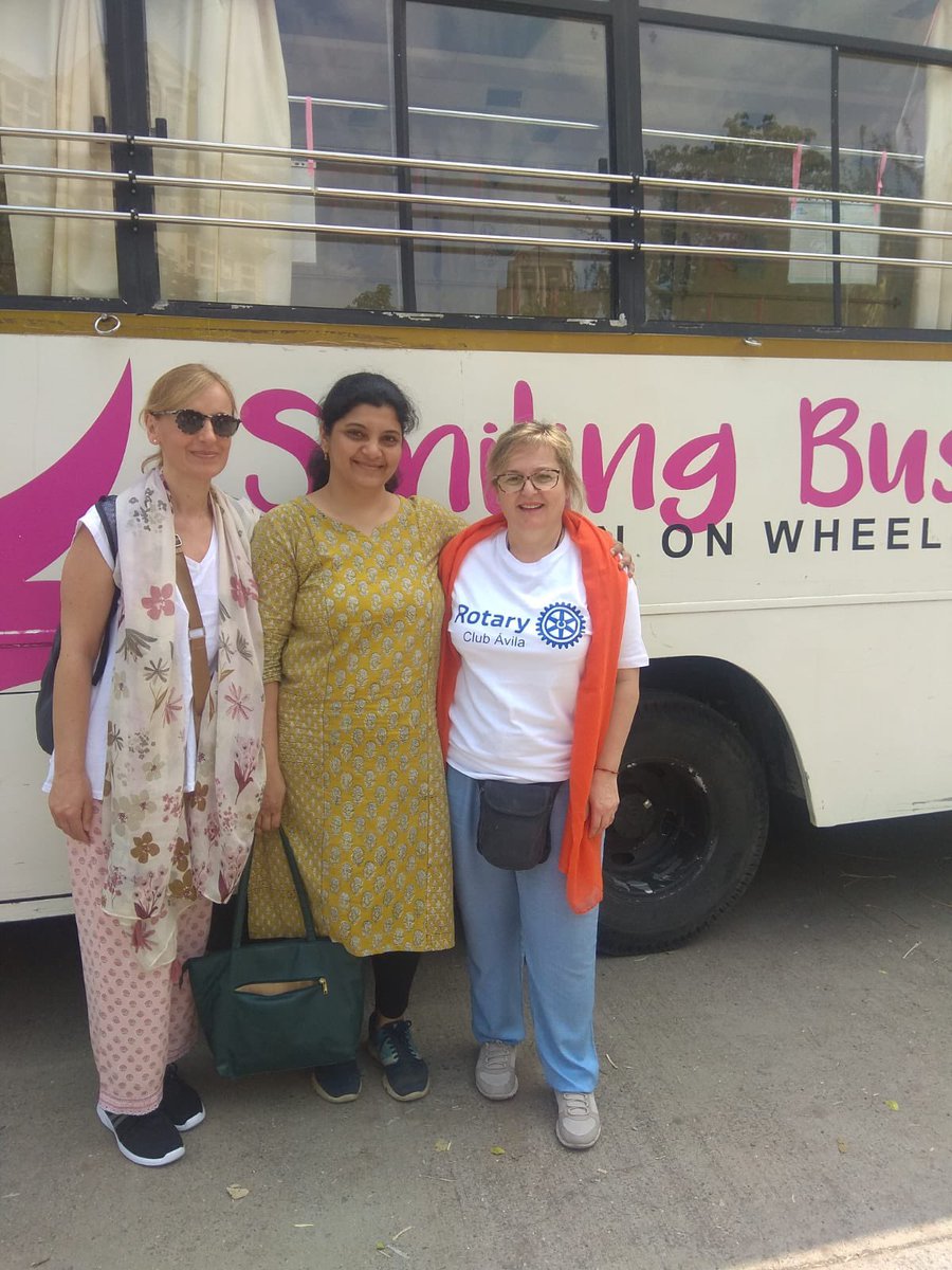 RotaryClubAvila's tweet photo. Nuestra amiga y compañera @RocioDelMonte3 ha viajado hasta #Bombay en ayuda humanitaria. Proyecto #Smilingbus para acercar servicios educativos a niñas sin recursos. #sonrisasdeBombay @RotaryDE @RotaryES @MundoRotario https://t.co/70vtDR9iBa