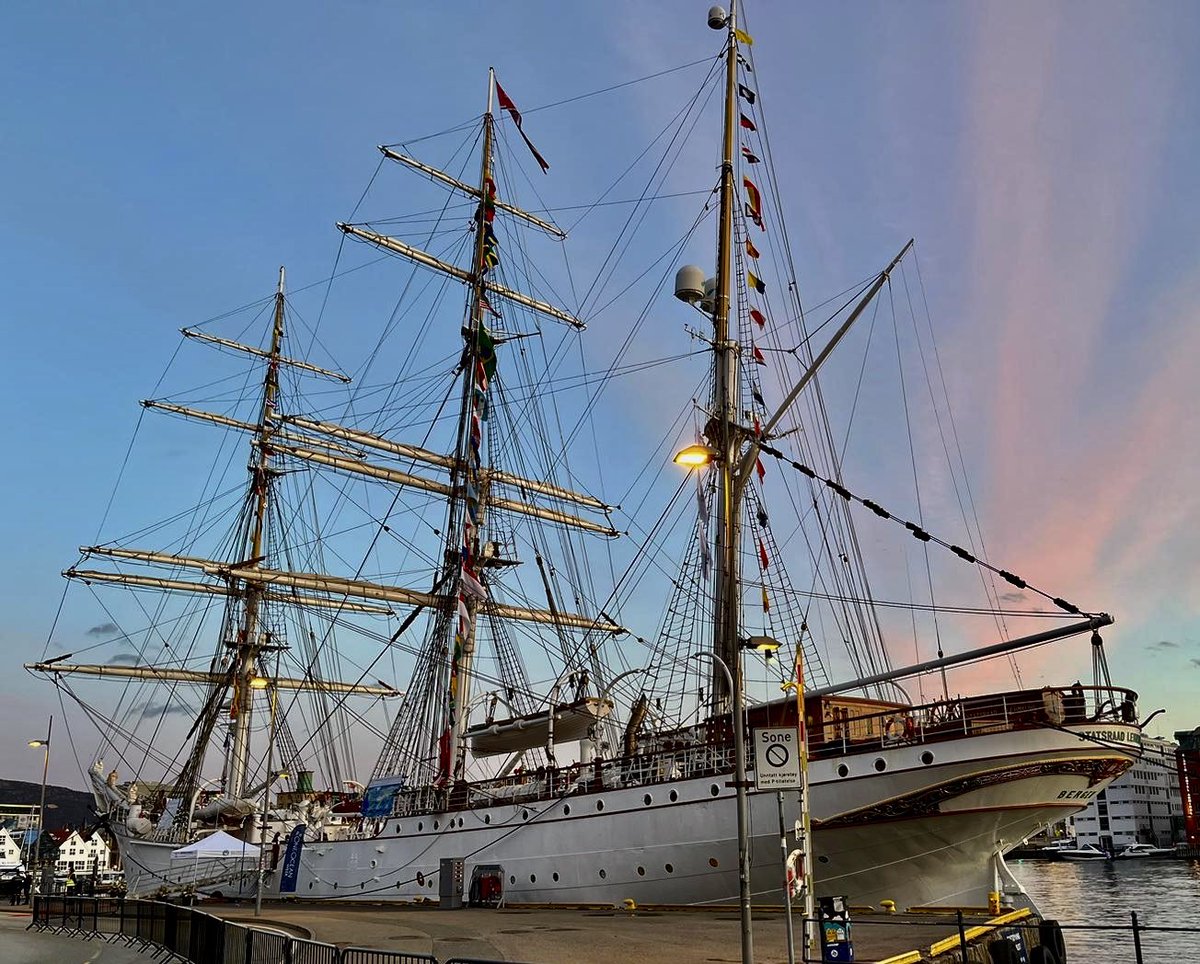 Enjoying the atmosphere in #Bergen with ships and stalls for #OneOceanWeek and getting ready for the kick off of #ECCWO5 international symposium and start of exciting week of ocean and climate change science! @PICES_MarineSci @UNOceanDecade @IocUnesco @eccwo