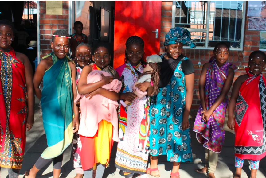 SaruraKids's tweet photo. "Mwana ijira rinofukwa nevanhu ose" - Shona Proverb. What do you think this proverb means? #ShonaLanguage #MondayMotivation All Creds: https://t.co/rmO1Owemme (@zimboriginal) https://t.co/KcuaB8KTsQ