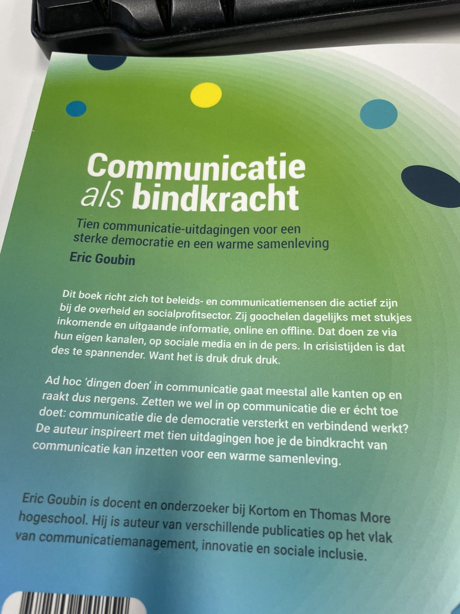 Niets is beter dan op maandag het nieuwe boek van <a href="/EricGoubin/">Eric Goubin</a> op je bureau vinden. Onmiddellijk goed gezind en vooral zin om erin te vliegen! #communicatie #bindkracht #kortom 😎👍 <a href="/kortomvzw/">Kortom vzw</a> <a href="/UPoliteia/">Uitgeverij Politeia</a>