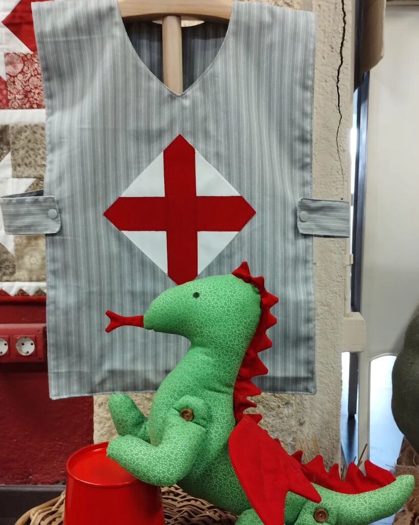Vilabors's tweet photo. Feliz lunes e inicio de semana de Sant Jordi🌹📚
.
.
.
.
#patchwork #costura #costuracreativa #coser #santjordi #hechoamano #fetama #handmade #vilabors #drac #dracs #dizfraces #armadura #telas #cruzsantjordi #disfreses #infantil #caballersantjordi #cab… https://t.co/z6qRqN6w6X https://t.co/EUYykAEkEv