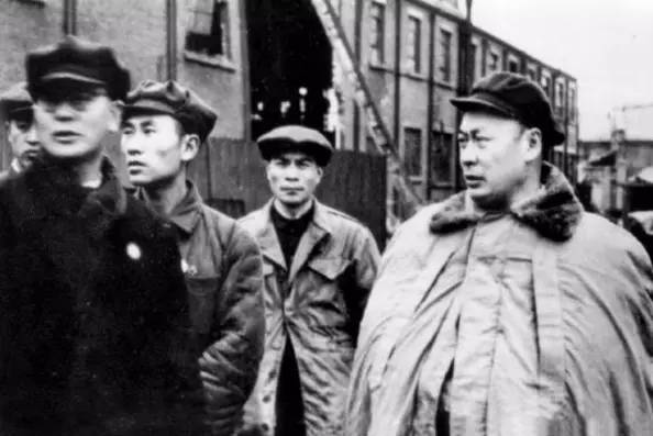 寒江独钓 on Twitter: "1950年代，为抢夺城市富人资产，毛泽东们的公私合营在枪杆子护卫下，在大中小城市大行其道，上海商人被逼跳楼 ...