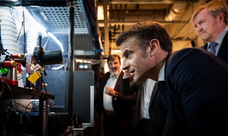 What an incredible week last week! 🇫🇷 President Emmanuel Macron visited the Netherlands and took part in a roundtable about the future of #deeptech with our King Willem-Alexander, esteemed CEOs, academics, ministers and our MD Ton van ’t Noordende. #QDNL