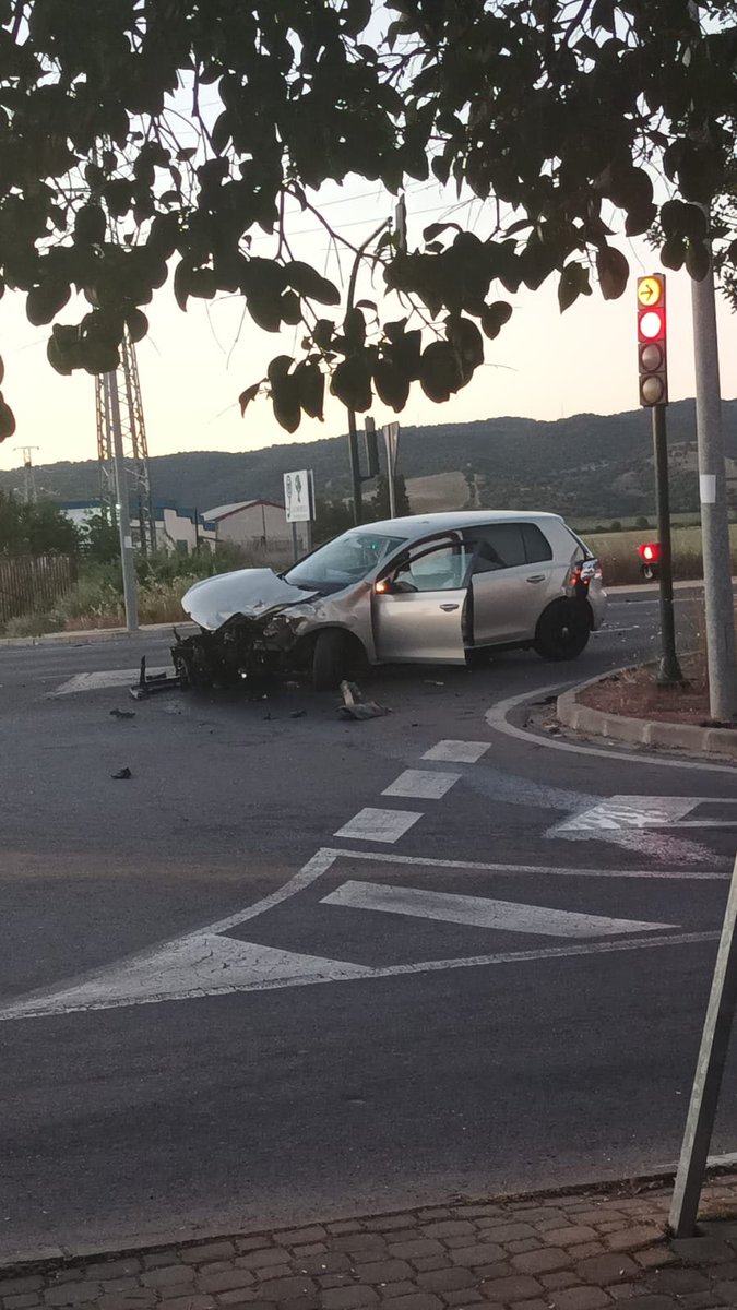 PasacPlataforma's tweet photo. De nuevo por culpa de las 48 horas seguidas de trabajo, si por ese turno ilegal que impusieron en Rute y ahora en Peñaflor. Otro accidente por agotamiento.

https://t.co/dbhMPRC8vB https://t.co/MgLjbjskWw
