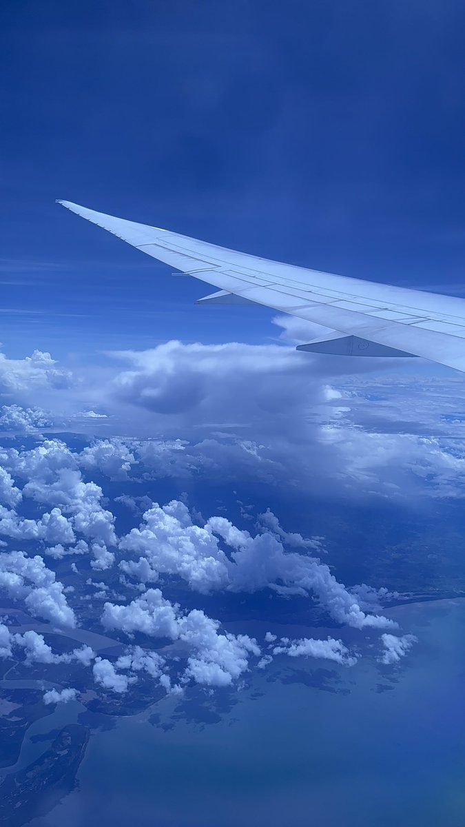 ju_ju3's tweet photo. Être à la fenêtre dans l’avion = 😍 https://t.co/z2mYB49rtj