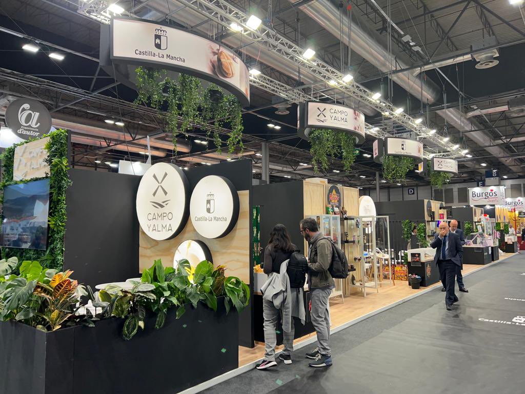 campoyalmaCLM's tweet photo. 🧑🏼‍🍳 Comienza Salón Gourmets con presencia de Campo y Alma.

Acércate a nuestro stand y descubre los alimentos de calidad de Castilla-La Mancha 🍷🧀🧄🧅🍖🍯🍆

#SG23 @GrupoGourmets https://t.co/tNSsumpxKV