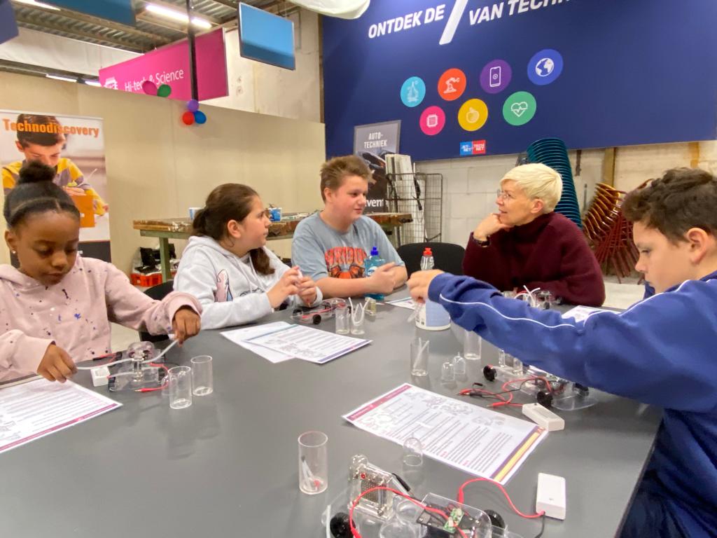 Afgelopen zondag zijn we op het <a href="/NewTechPark055/">NewTechPark</a>  bezig geweest met DIGITALE COMMUNICATIE: hoe kun je middels programmeren, de Spherobolts aansturen? En waar reageert een waterstof-auto op?  Bedankt Patricia van der Nat @Creawijz, voor deze fantastische les!