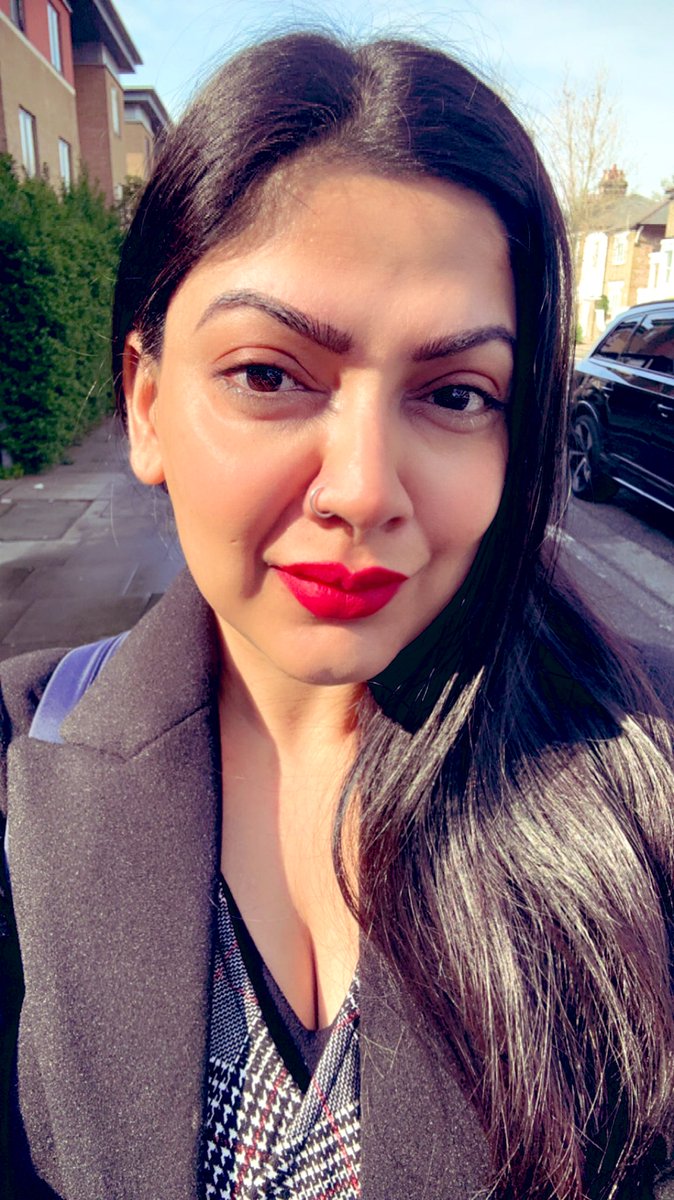 ruchikokcha's tweet image. Beating the Monday blues with more red #redlipstick #rubywoo