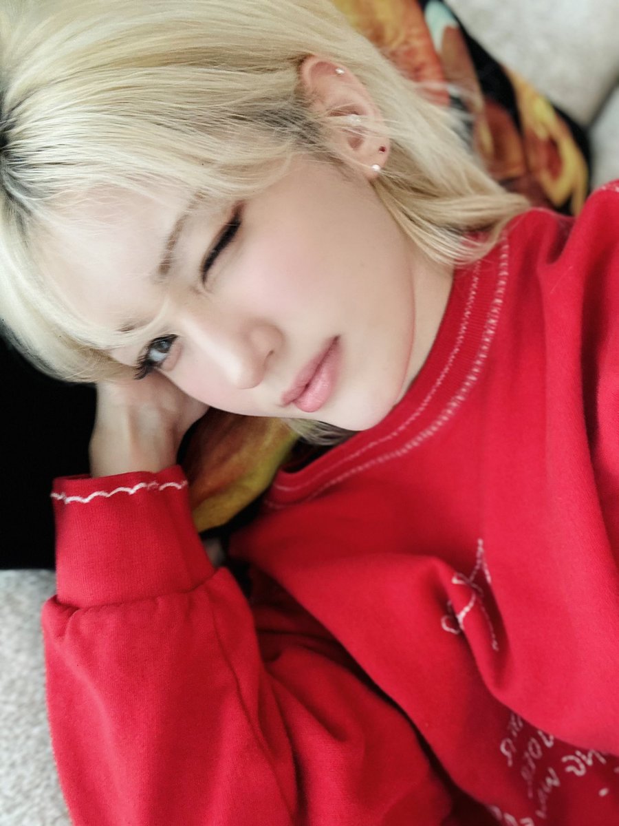hourly somi tweet media