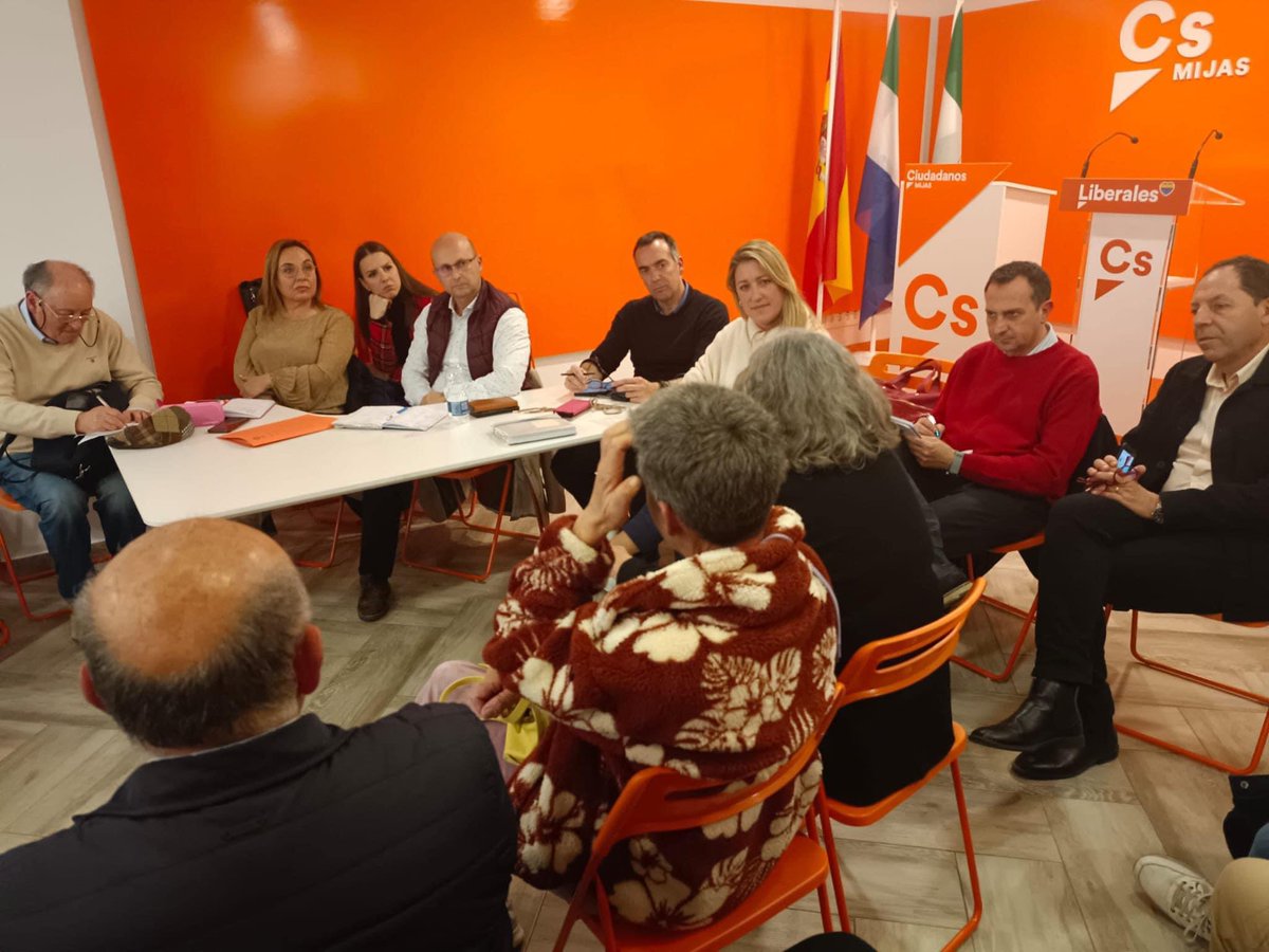 JCMartinTorres's tweet photo. 🍊Seguimos manteniendo reuniones con colectivos, asociaciones y organizaciones de Mijas para conocer sus necesidades. Hemos recibido en nuestro sede a los vecinos de las urbanizaciones Cortijo Chico, Grande, Sierrezuela, lew hoad, lomas del cortijo, etc. escuchando sus demandas. https://t.co/7qb2Ze4Use