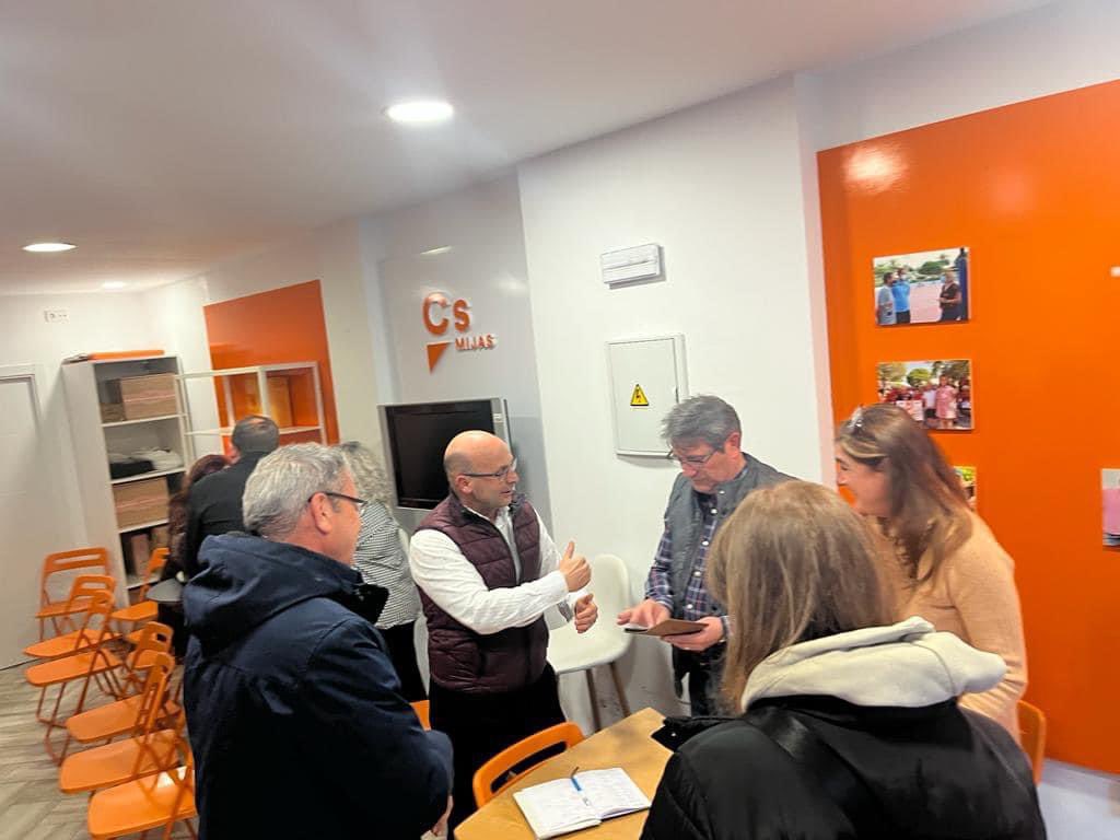 JCMartinTorres's tweet photo. 🍊Seguimos manteniendo reuniones con colectivos, asociaciones y organizaciones de Mijas para conocer sus necesidades. Hemos recibido en nuestro sede a los vecinos de las urbanizaciones Cortijo Chico, Grande, Sierrezuela, lew hoad, lomas del cortijo, etc. escuchando sus demandas. https://t.co/7qb2Ze4Use
