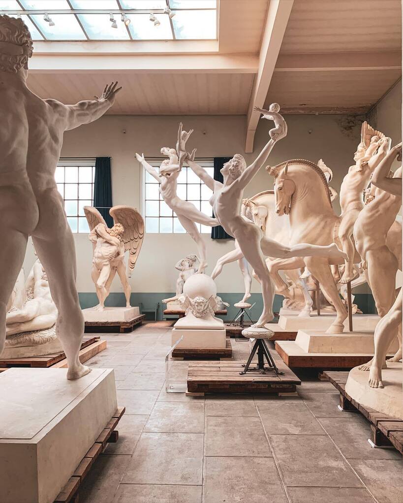 Nel quartiere Flaminio, poco oltre la Porta del Popolo, si trova Villa Helene, la casa-museo che ospitò lo studio e l’abitazione dello scultore norvegese-americano Hendrick Christian Andersen fino al 1940, anno in cui il villino venne lasciato in eredità allo stato italiano.…