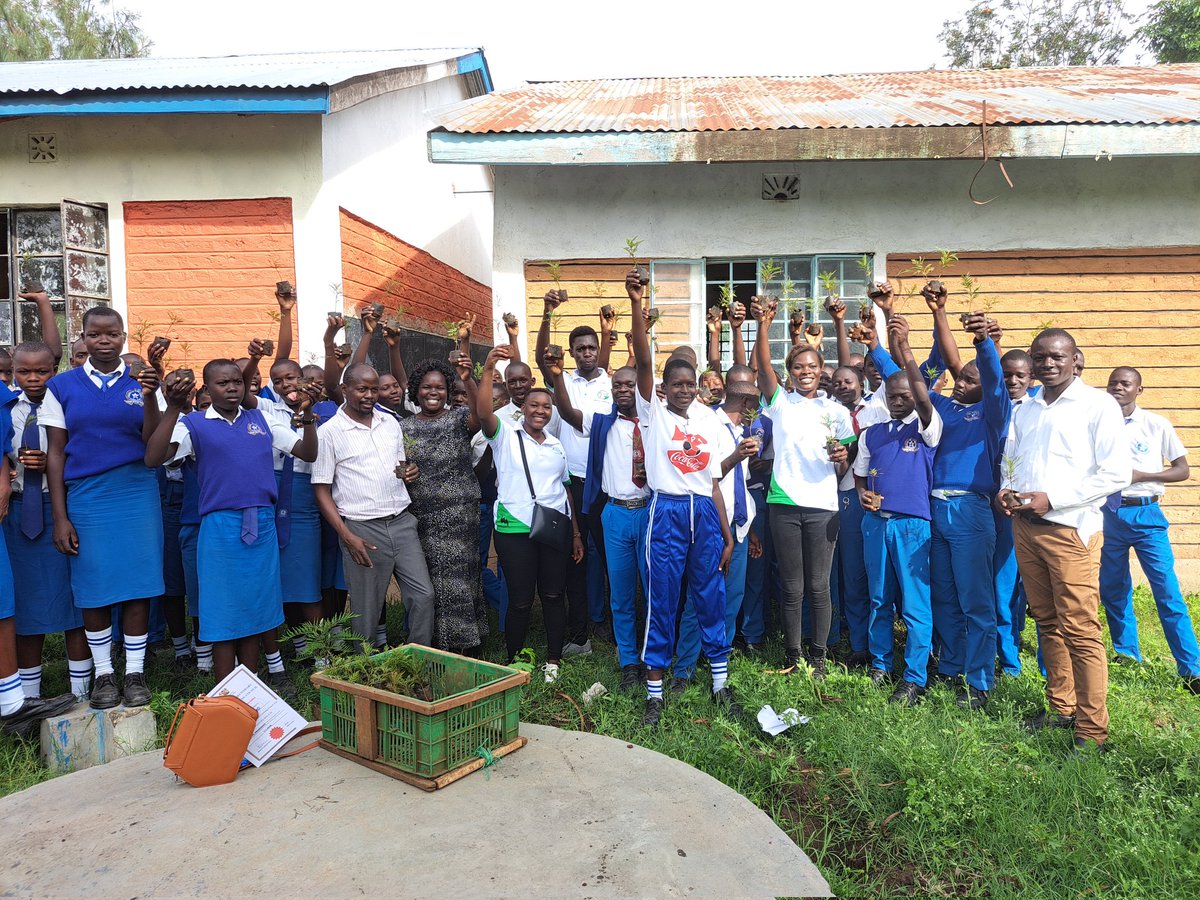 I joined @PollyFoundation at Ranjira Secondary School last week for their mentorship journey and environmental education activity in Ahero.

The program concluded with a tree-planting exercise and the establishment of a new Environmental club within the school.
#OurSharedWorld