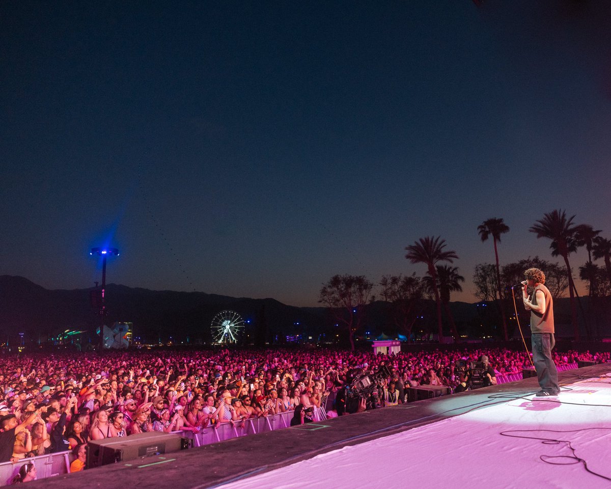coachella's tweet photo. Felt like a movie @dominicfike https://t.co/eYWsGshF97