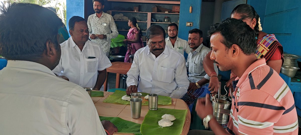 PmkGkm's tweet photo. நேற்று காலை ஒரு சிறிய உணவகத்தில் மக்களோடு மக்களாக உணவருந்தியபோது... 

இடம் : பென்னாகரம் தொகுதி https://t.co/edwxnAj8hF