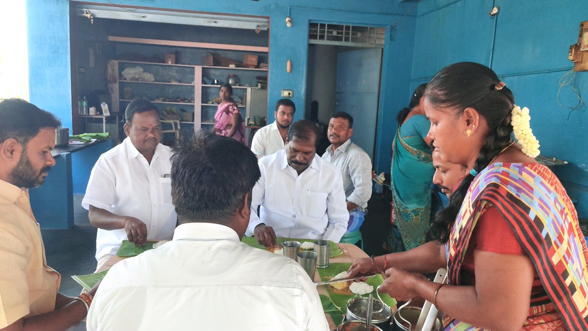 PmkGkm's tweet photo. நேற்று காலை ஒரு சிறிய உணவகத்தில் மக்களோடு மக்களாக உணவருந்தியபோது... 

இடம் : பென்னாகரம் தொகுதி https://t.co/edwxnAj8hF