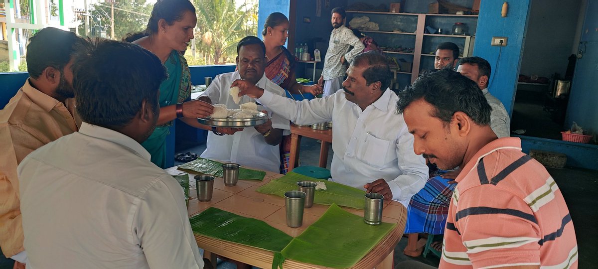 PmkGkm's tweet photo. நேற்று காலை ஒரு சிறிய உணவகத்தில் மக்களோடு மக்களாக உணவருந்தியபோது... 

இடம் : பென்னாகரம் தொகுதி https://t.co/edwxnAj8hF