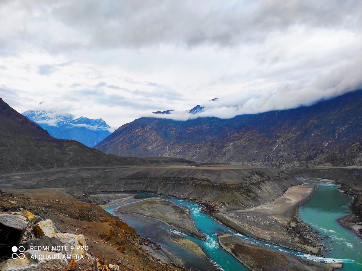 FahadChishte's tweet photo. A pic that has so much in it
#IndusRiver
#GilgitRiver
#KarakoramRange
#HimalayaRange
#HinduKushRange
#RiverJunction
Taken from #KKH
@LandofPakistan
@PakistanNature
@Pakistaninpics https://t.co/JVYTNidngj