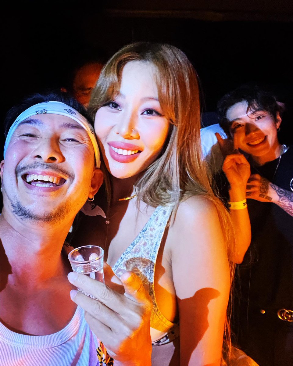 Jwalkerz_TH's tweet photo. [IG] 170423 โจอี้บอยโพสต์ภาพกับเจย์ปาร์คและ JESSI ที่งาน #WONSojuNightOut 

"พ่อหนุ่มคนนี้แร๊พเก่ง นิสัยน่ารัก มิน่ามีแต่คนรักคนหลง @.moresojuplease มากะเพื่อนแร๊พสาวระดับตำนาน @.jessicah_o Welcome to BKK na krub"

https://t.co/eGNQWYKpaY

#MOREVISON #JAYPARK #박재범 #WonsojuTH https://t.co/Ctez0PdXvT