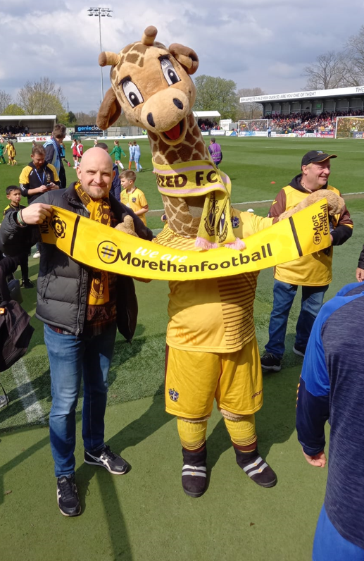 ⚽️In the final days of the Campaign #EFDN visited @EFL @SkyBetLeagueTwo club @suttonunited where manager @MattGray25 and club mascot Jenny the Giraffe🦒 were happy to share the #Morethanfootball message!

#Foreveramber