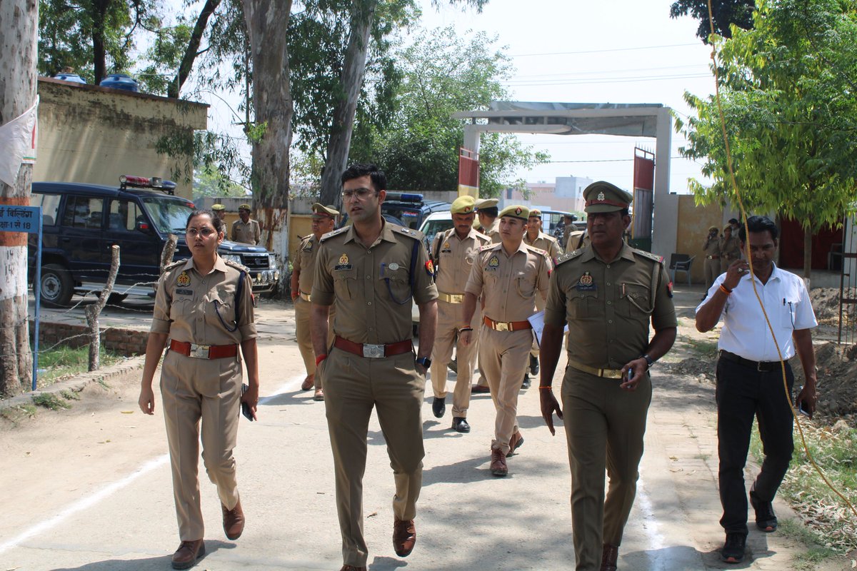 पुलिस अधीक्षक <a href="/pilibhitpolice/">Pilibhit Police</a> अतुल शर्मा द्वारा नामांकन स्थल की सुरक्षा-व्यवस्था का निरीक्षण किया गया व ड्यूटी पर लगे अधिकारी/पुलिसकर्मियों को सतर्कता से ड्यूटी करने एवं दिशा-निर्देशों का कड़ाई से पालन करने के निर्देश दिए।
#UPPolice