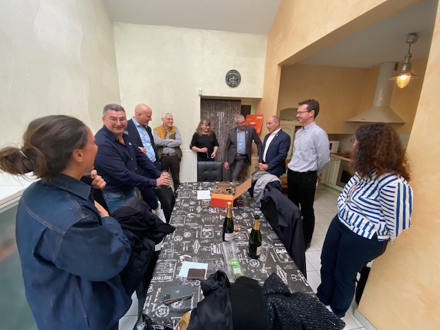 ThomasCourtois7's tweet photo. Déjà plus de 7000 points de vente @CompteNickel en France !
Quel plaisir de célébrer ce nouveau cap au Balto à Cloyes-les-Trois-Rivières avec des buralistes qui aiment leur métier !
Merci @PHILIPPECOY et Alain Clouet d'avoir fait le déplacement avec nous 👍 https://t.co/CNUtQLiTDE