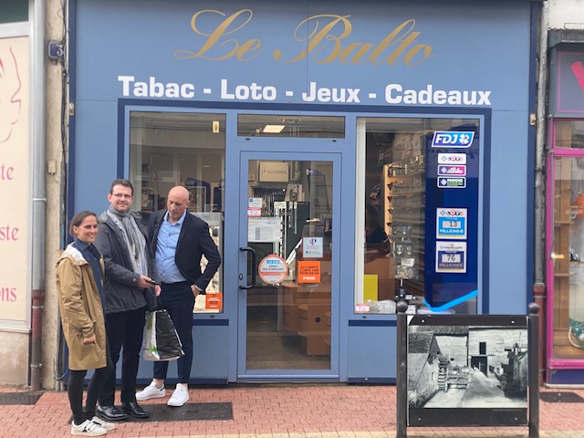 Déjà plus de 7000 points de vente <a href="/CompteNickel/">Nickel</a> en France !
Quel plaisir de célébrer ce nouveau cap au Balto à Cloyes-les-Trois-Rivières avec des buralistes qui aiment leur métier !
Merci <a href="/PHILIPPECOY/">Philippe Coy 🇺🇦</a> et Alain Clouet d'avoir fait le déplacement avec nous 👍