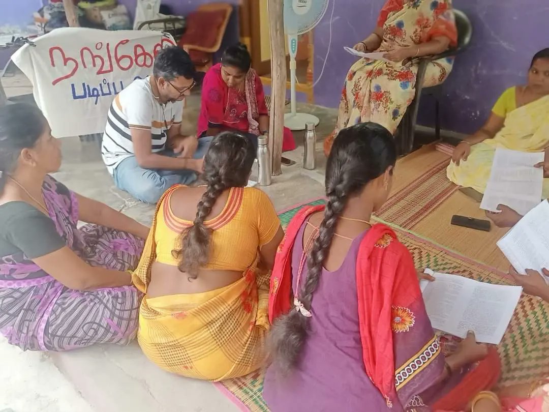 visaingo's tweet photo. "நங்கேலி படிப்பு வட்டம்" இனிதே துவங்கியது. 

திருநின்றவூரை சேர்ந்த சில மகளிர் குழுக்களில் உள்ள பெண்களை கொண்டு இந்த படிப்பு வட்டம் துவங்கியிருக்கிறோம்.

 ச.தமிழ்ச்செல்வன் அவர்கள் எழுதிய "இது நமக்கான குடும்பம்" என்ற குறுநூலை எடுத்துக் கொண்டு குழுவாக வாசித்து கலந்துரையாடினோம். https://t.co/RWFqHRX201