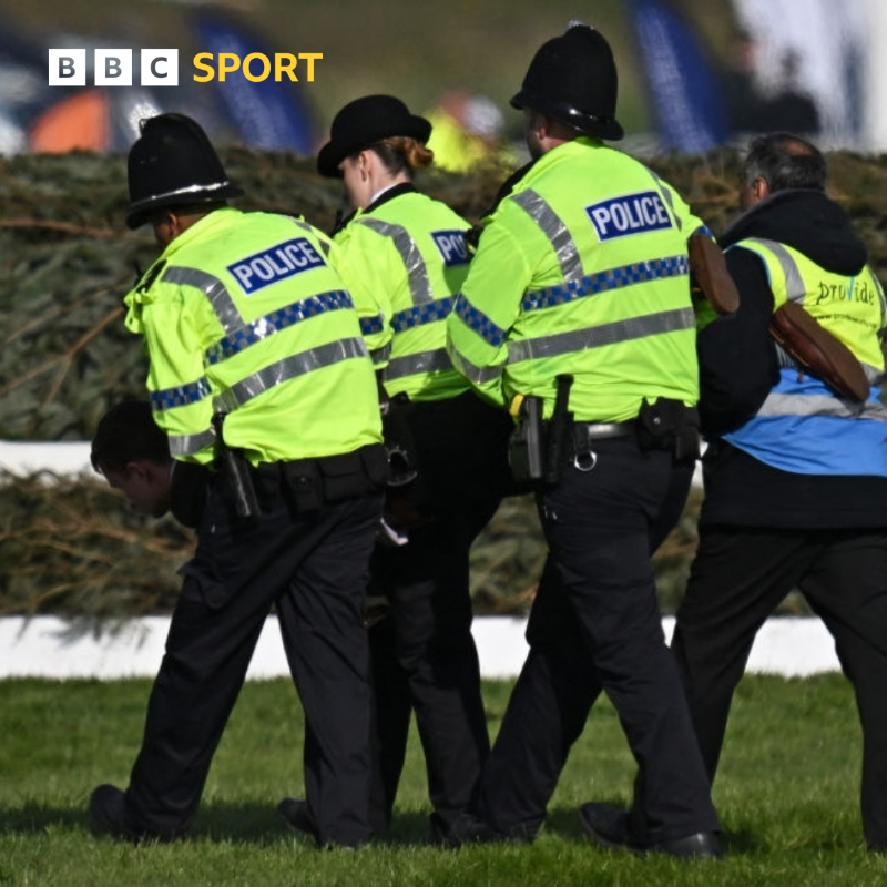 BBCSport's tweet photo. The trainer of a horse that died during the Grand National has blamed the fatal incident on delays caused by protesters.

Full story 👇

#BBCRacing