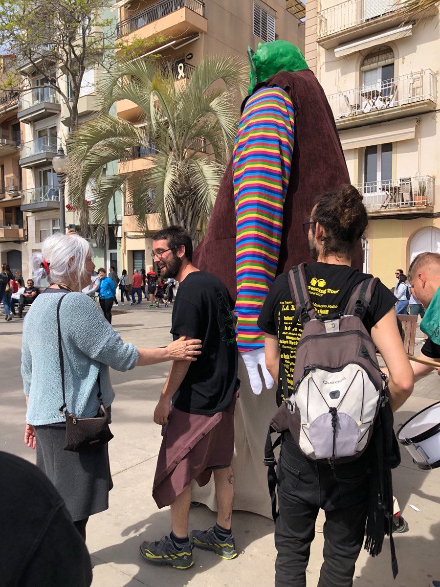 mariadolorsa's tweet image. A la trobada de Gegants de les Escoles de Catalunya d'ahir a #Badalona hi van passar moltes coses maques, en comparteixo tres.

La 1) en clau anticapacitista, un honor saludar al gran Barrigota @canbarriga gegant accessible a cadirea de rodes i cotxets. 

En calen molts més!