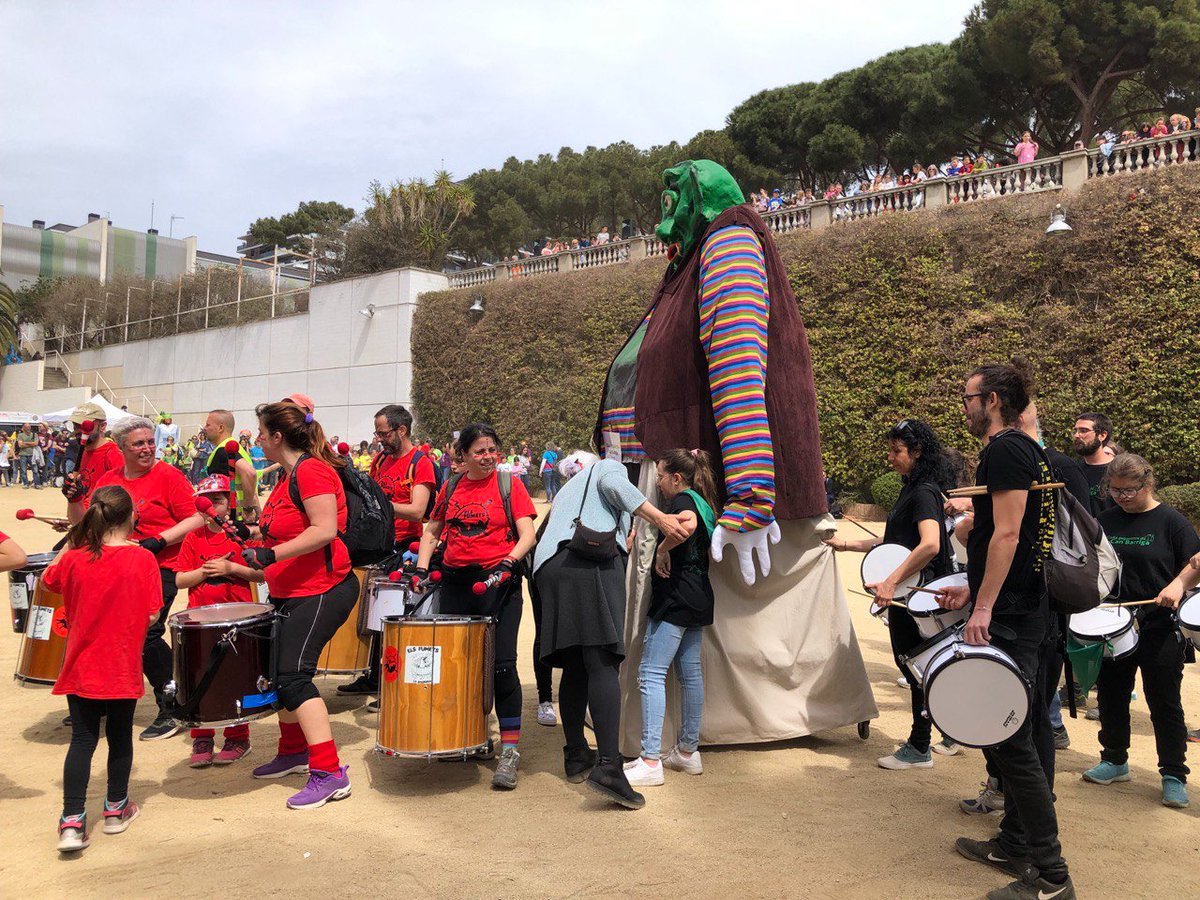 mariadolorsa's tweet image. A la trobada de Gegants de les Escoles de Catalunya d'ahir a #Badalona hi van passar moltes coses maques, en comparteixo tres.

La 1) en clau anticapacitista, un honor saludar al gran Barrigota @canbarriga gegant accessible a cadirea de rodes i cotxets. 

En calen molts més!