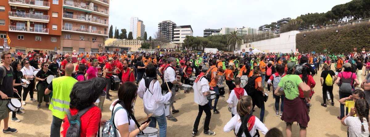 mariadolorsa's tweet image. A la trobada de Gegants de les Escoles de Catalunya d'ahir a #Badalona hi van passar moltes coses maques, en comparteixo tres.

La 1) en clau anticapacitista, un honor saludar al gran Barrigota @canbarriga gegant accessible a cadirea de rodes i cotxets. 

En calen molts més!
