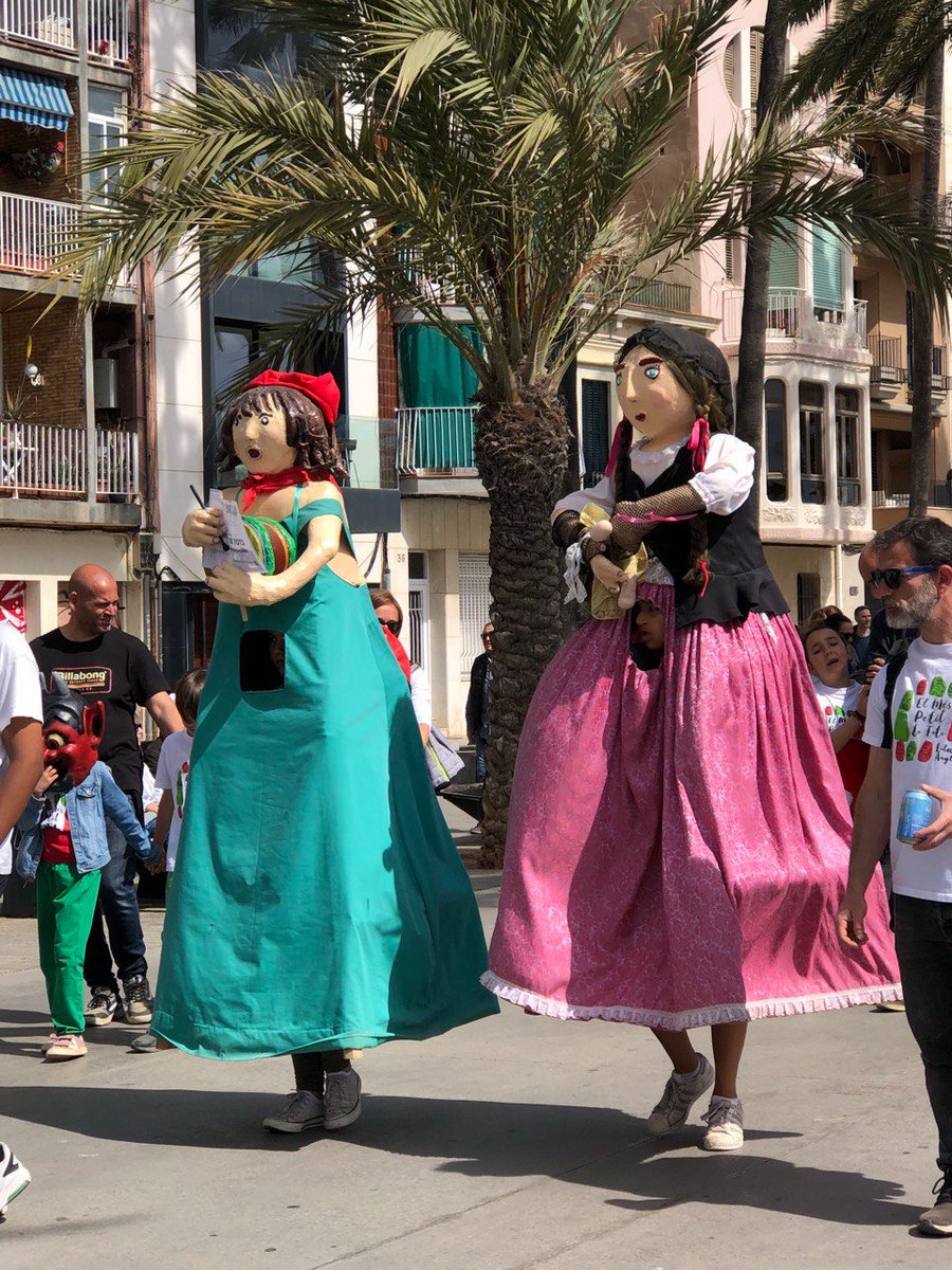 mariadolorsa's tweet image. A la trobada de Gegants de les Escoles de Catalunya d'ahir a #Badalona hi van passar moltes coses maques, en comparteixo tres.

La 1) en clau anticapacitista, un honor saludar al gran Barrigota @canbarriga gegant accessible a cadirea de rodes i cotxets. 

En calen molts més!