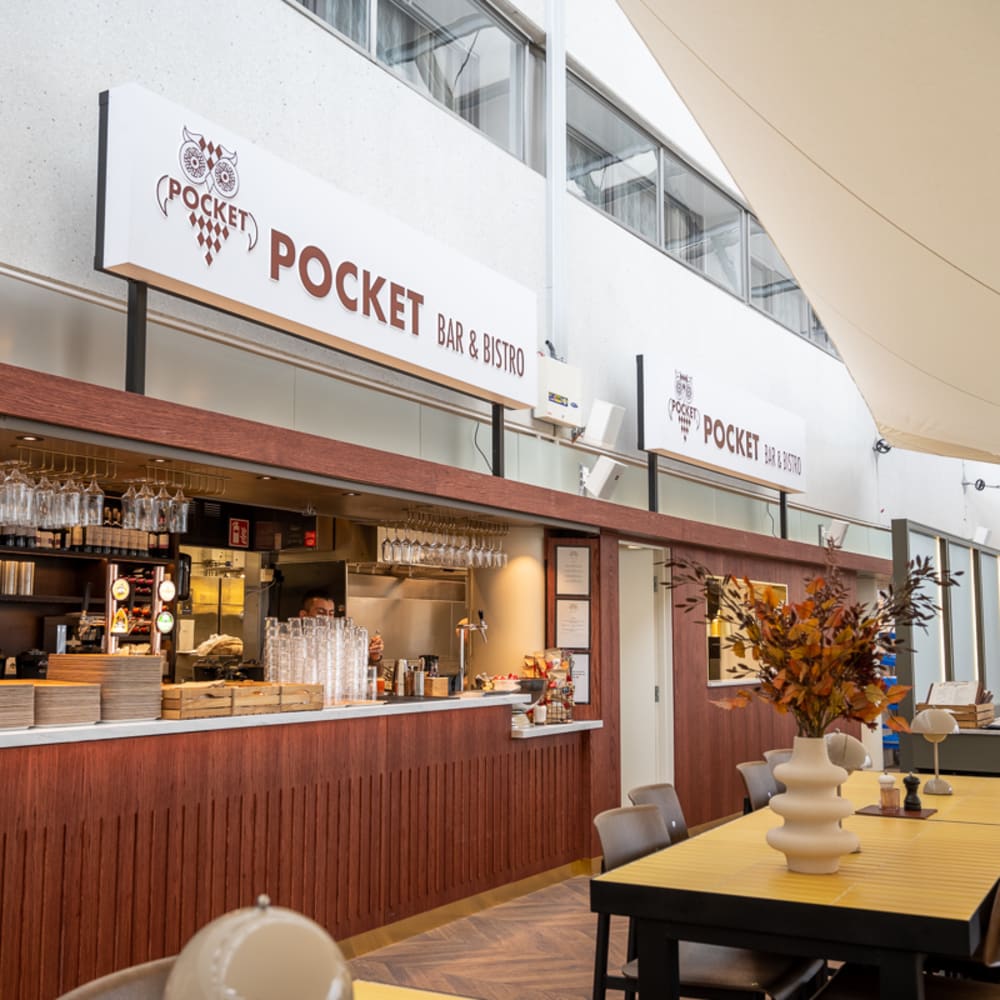 Swedavia's tweet image. Nu har Pocket Bar &amp;amp; Bistro slagit upp sina portar på Stockholm Arlanda Airport. Pocket Bar &amp;amp; Bistro hittar man en trappa upp i SkyCity med en fantastisk utsikt över start – och landningsbana.  swedavia.mynewsdesk.com/pressreleases/…