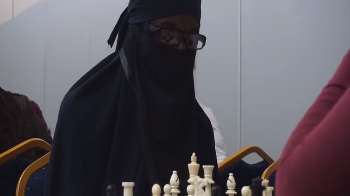 CerfiaFR's tweet photo. 🇰🇪♟️ INSOLITE | Un homme, caché sous un niqab, a disputé 4 tours lors du tournoi féminin de l'Open d'échecs de Nairobi, avant d'être démasqué. Il risque plusieurs années de suspension. https://t.co/yY9xpmc4yJ