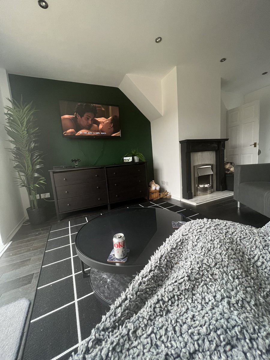 Efffffeee's tweet photo. A lot has changed over the last 6 months, but I can clearly say that my life is better now than ever and I’m happy. I’ve rid myself of toxicity that was bleeding me dry, decorated my entire home, rediscovered true love and found myself again. Not bad if you ask me. 💚 https://t.co/6PxFCiN7WW