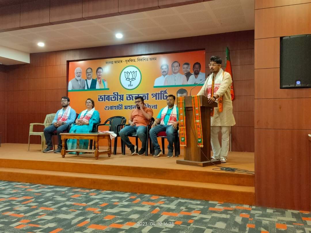 Nihar_Sarma's tweet photo. #lateuploads
যোৱা ১২এপ্ৰিল তাৰিখে BJP Guwahati City Districtৰ মুখ্য কাৰ্যালয়ত BJYM Guwahati City Districtৰ উদ্যোগত অনুষ্ঠিত "ৰোজগাৰ পৰামৰ্শ শিবিৰ"ৰ কেইটামান মুহূৰ্ত্ত!! https://t.co/eBYiRHNKjM