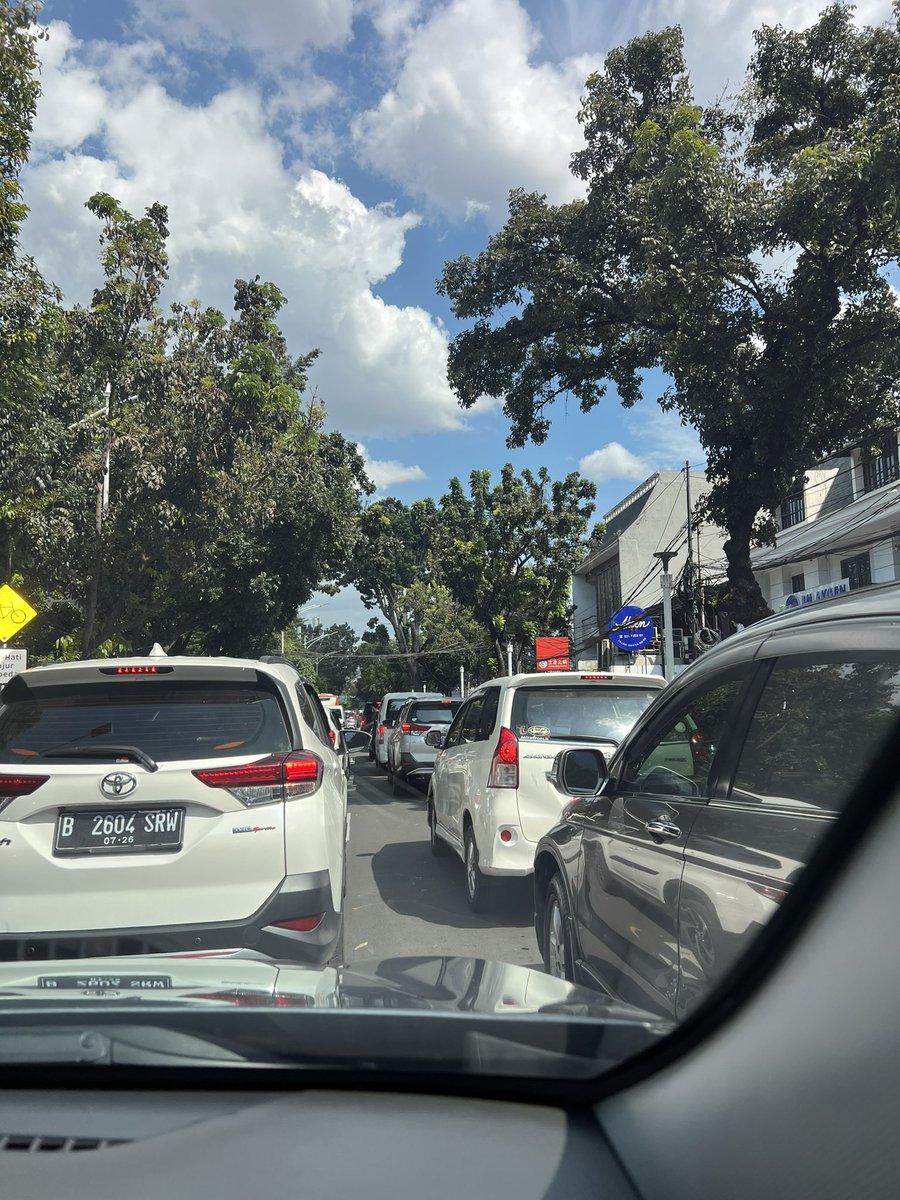 terrysoe's tweet photo. @TMCPoldaMetro senopati arah tendean 1,5 jam banget nih pak? https://t.co/y9o341oMHd