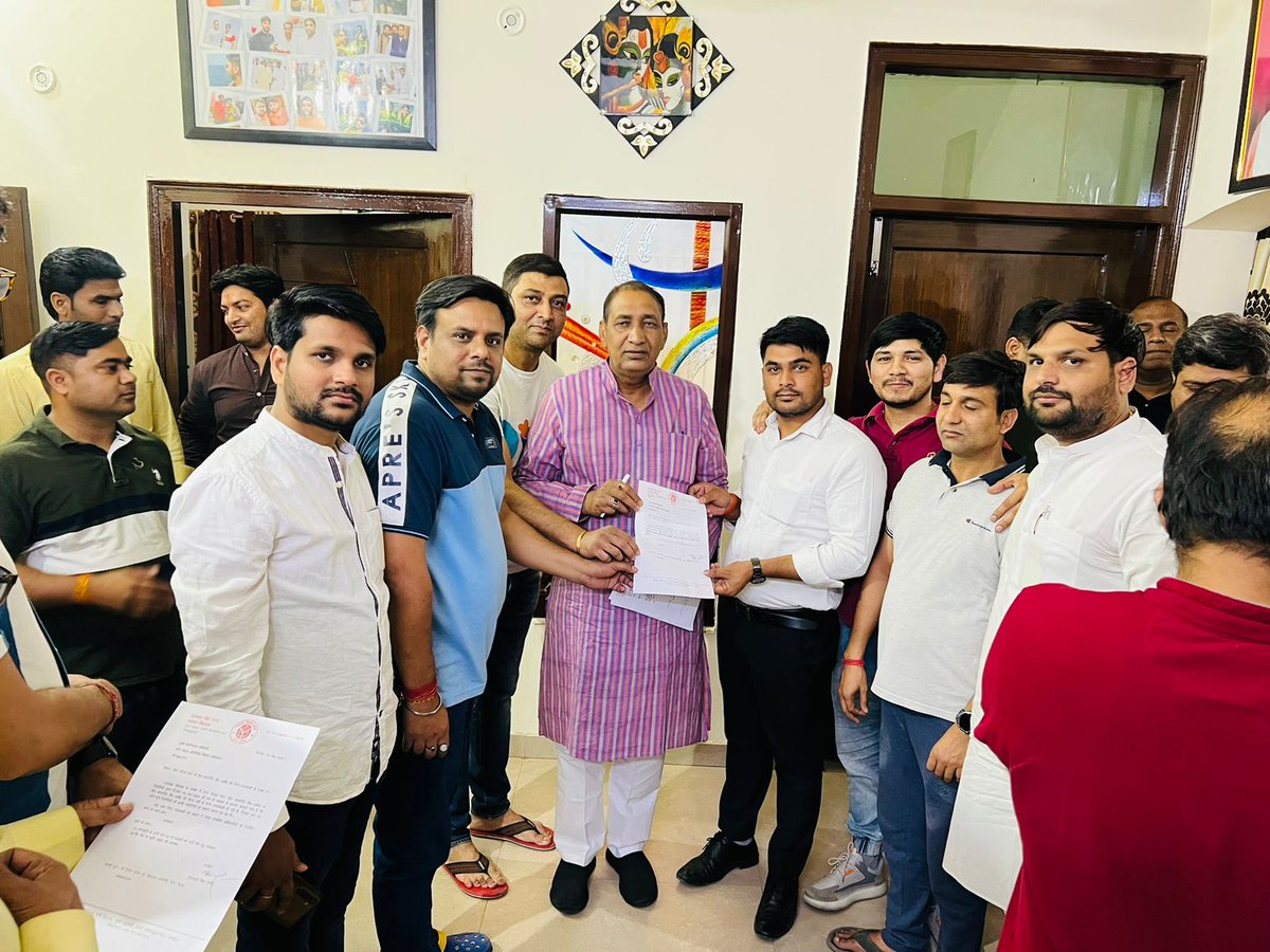 dubeyanirudha's tweet photo. 4 अप्रैल से लेकर आज तक अथॉरिटी ने कोई एक्शन नहीं लिया। जल्दी करे रोड धस गई है।कल दादरी MLA नागर जी  से मिलकर authority को बोलने के लिए प्रार्थना की, क्योंकि विभाग जनता की तो सुनता नही न रिप्लाई करता है।
@tejpalnagarMLA @deepakyadav2299 @OfficialGNIDA  @myogiadityanath @dmgbnagar https://t.co/3hLMMljQ9S