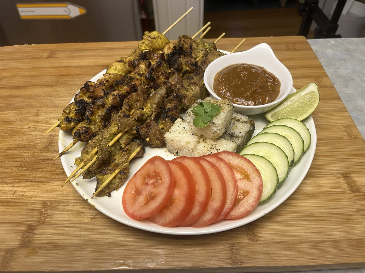 ChefJohnLeung's tweet photo. If I put this in front of you, would you eat this?
#FireMasters inspired 🇸🇬 satay.
Fresh peanut sauce.
Grilled rice cakes (nasi impit)
Made live on @twitch.
Tasty af.
9 weeks to my episode. ❤️
@FoodNetworkCA #Twitch工房 #twitchstreamers @teamhappypeople https://t.co/lqeVYtsrYq