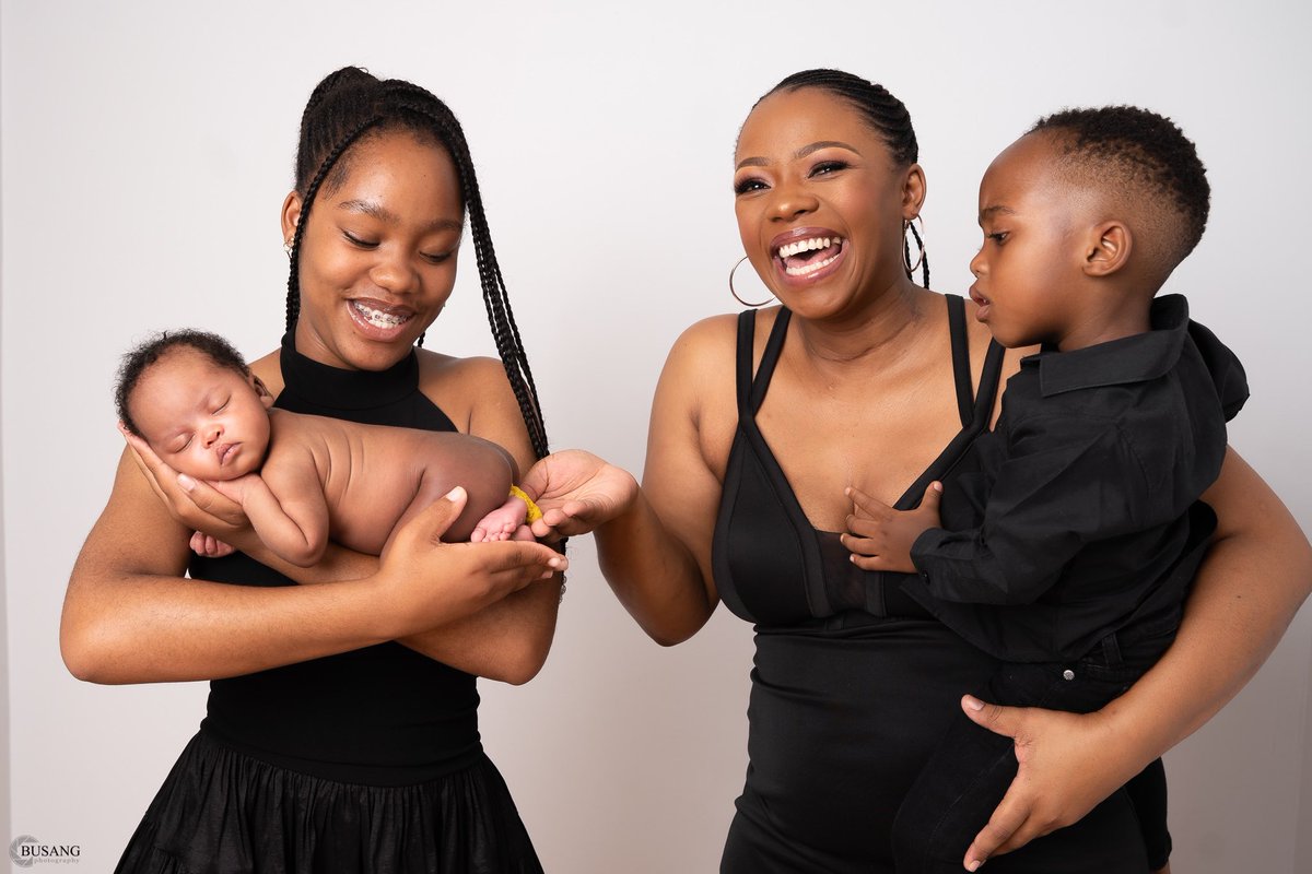 DJBusang's tweet image. The epic moment when nature calls during the newborn shoot I did and big bro looking all confused 🤣😂

#newborn #naturecalls #family #congratulations 
#newbornphotography 
#featuredphotographs #huggies #newbornbaby #malenewbornphotographer #proudlysouthafrican