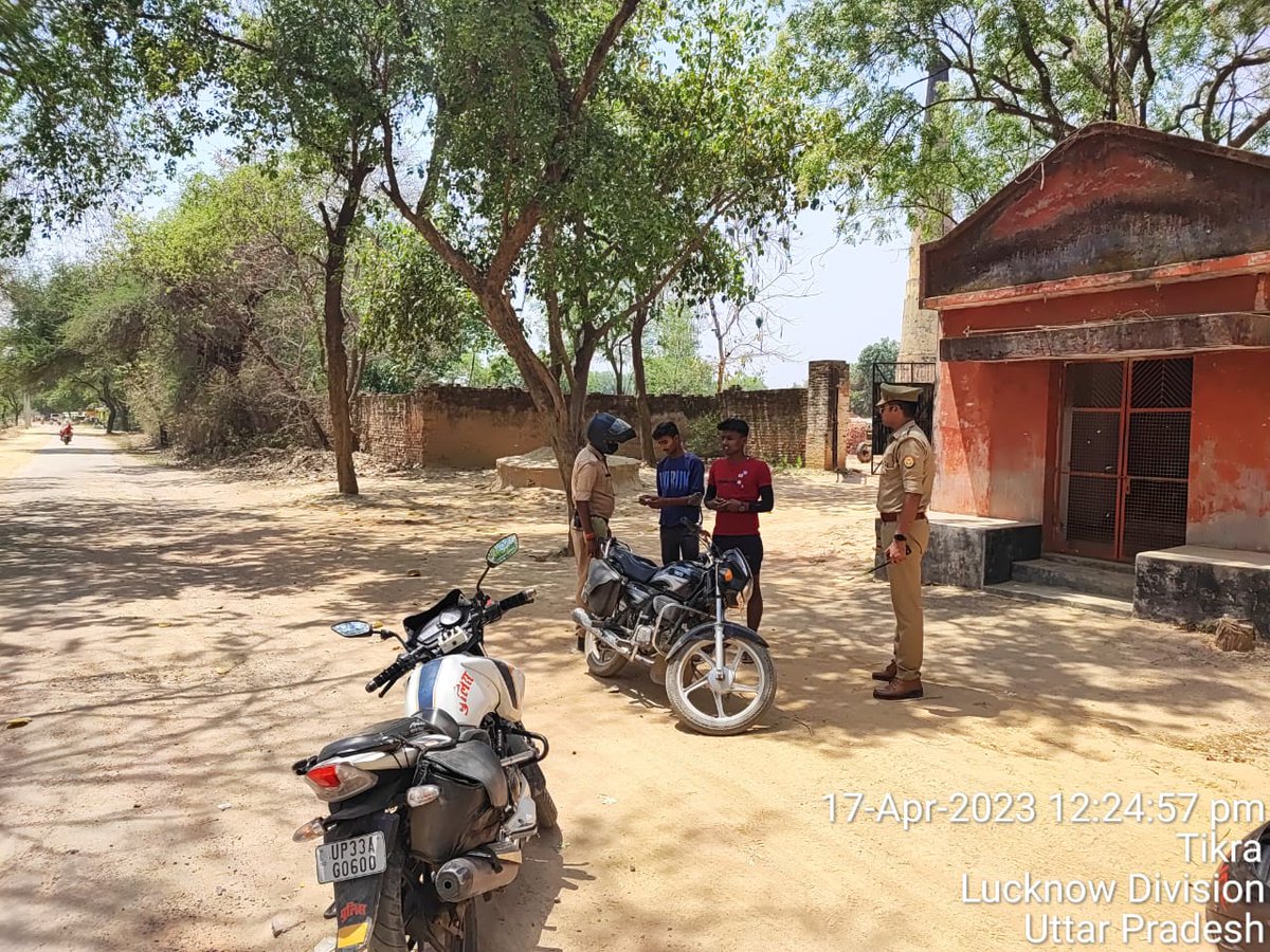 raebarelipolice's tweet photo. SP महोदय के निर्देशन मे  थाना कोतवाली नगर पुलिस टीम द्वारा अपराध नियंत्रण/शांति एवं कानून व्यवस्था के दृष्टिगत थाना क्षेत्रान्तर्गत संदिग्ध व्यक्ति/वाहन की प्रभावी चेकिंग की जा रही है। #UPPolice #Raebarelipolice https://t.co/gW3HS0NVm9
