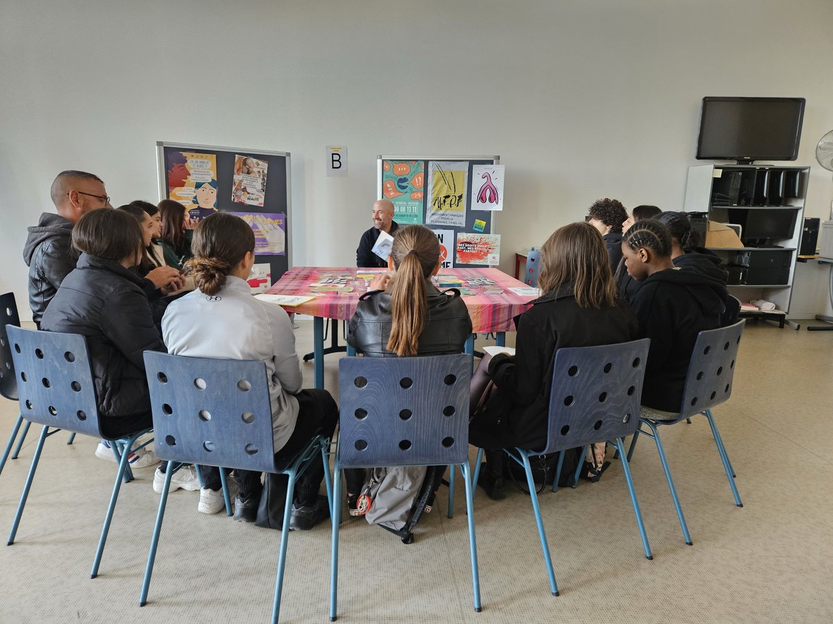 CDG_Sete's tweet photo. Nos partenaires sont mobilisés pour une journée de prévention autour de la santé.Le Forum santé répond aux questions des élèves et renforce le lien  ressources locales.
@34Dsden
@planning familial 
@asso_ArcEnCiel_
@CroixRouge https://t.co/wD0Q6DabRH